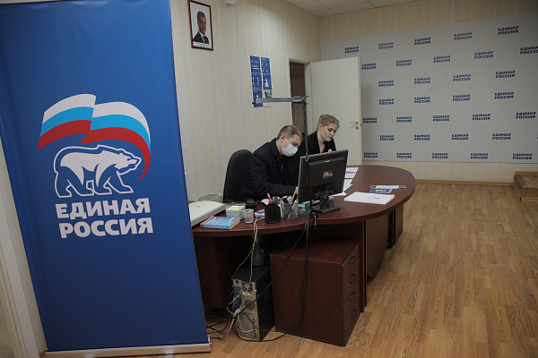 Михаил Романов посетил волонтерский центр «ЕДИНОЙ РОССИИ» и оказал адресную помощь гражданам